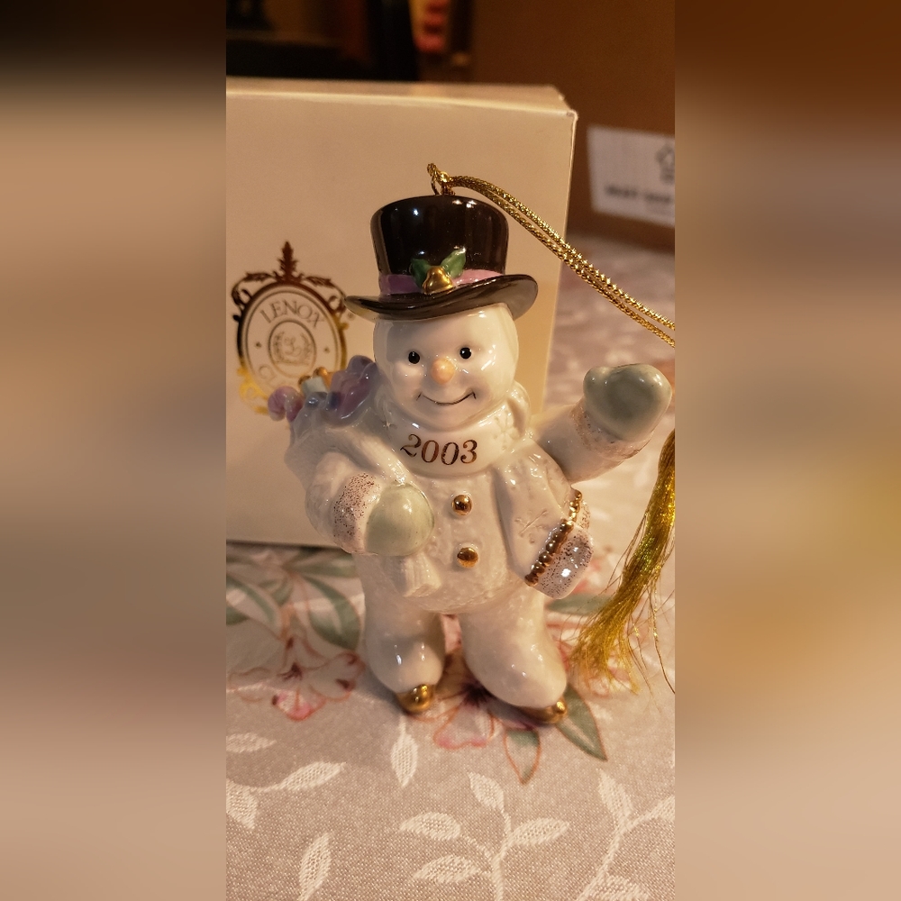 LENOX ANNUAL SNOWMAN ORNAMENT 2003